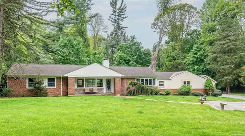 34 Horse Hollow Ct, Locust Valley, NY 11560
