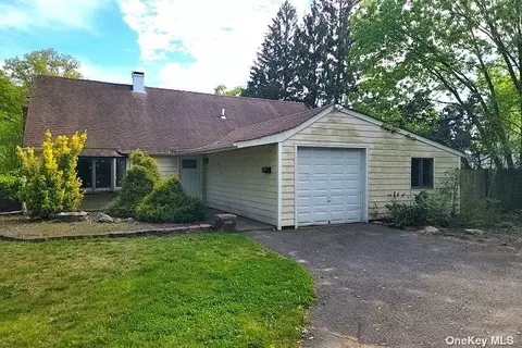 172 Serpentine Ln, Islandia, NY 11749