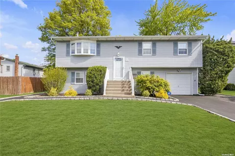 7 S Shore Ct, Islip, NY 11751