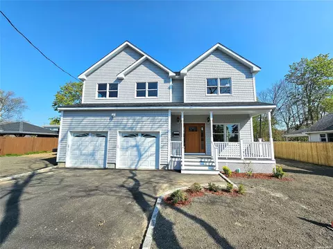 15 Fordham St, Patchogue, NY 11772