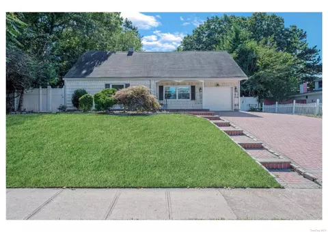 52 Oneida Ave, Selden, NY 11784