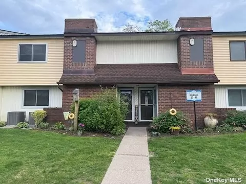 43 Point Cir S #43, Coram, NY 11727