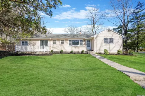 97 Halesite Dr, Sound Beach, NY 11789