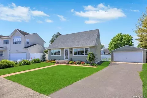 16 Miller Cir, Hicksville, NY 11801