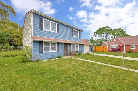 5 Birch Cir, Farmingdale, NY 11735