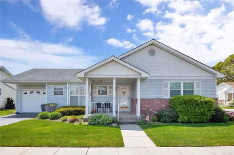 2 Dawn Dr #2, Oakdale, NY 11769