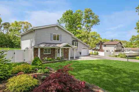92 Village Ln, Hauppauge, NY 11788