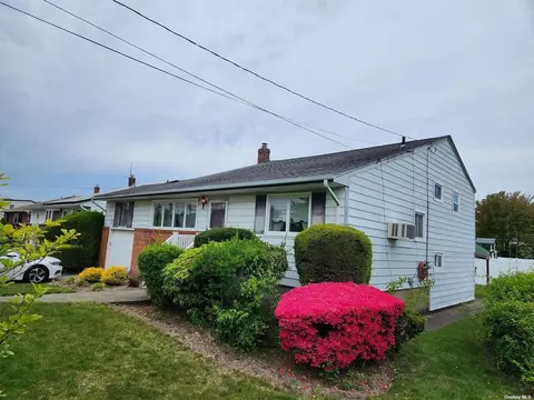 131 Linden St, Massapequa Park, NY 11762