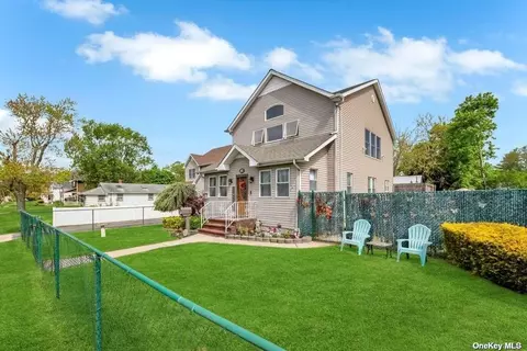 45 Cleveland St, Patchogue, NY 11772