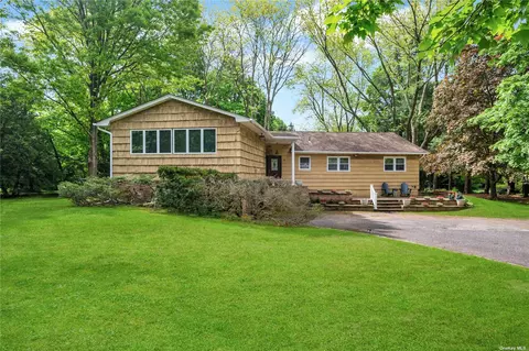 4 Penelope Ln, Huntington, NY 11743