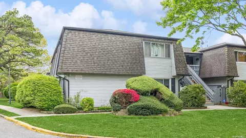 187 Feller Dr #187, Central Islip, NY 11722