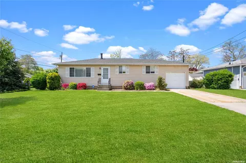 218 W 6th St, Deer Park, NY 11729