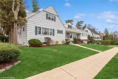 20 Westmoreland Pl, Douglaston, NY 11363