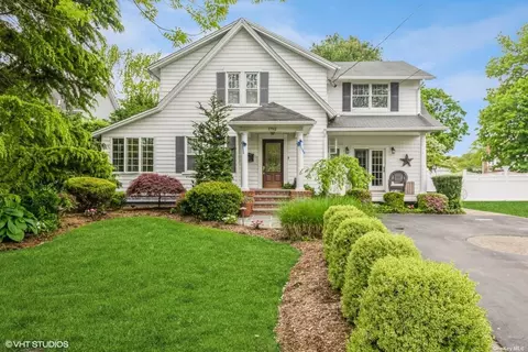 1752 Roosevelt St, Wantagh, NY 11793