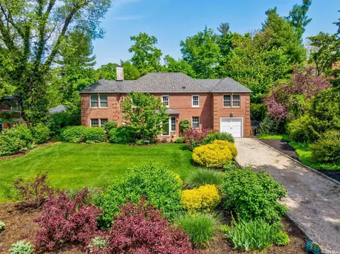 81 Ivy Way, Port Washington, NY 11050