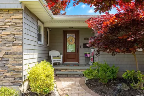 27 Skylark Rd, Massapequa Park, NY 11762