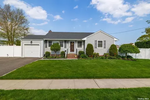 9 Cliff Dr, Hicksville, NY 11801