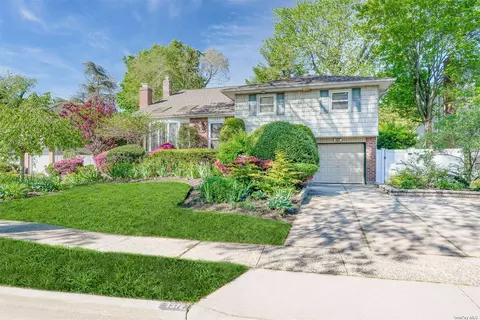 1372 Holiday Park Dr, Wantagh, NY 11793