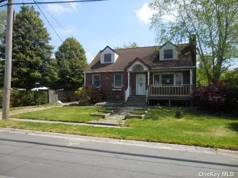 19 Buena Vista Blvd, Lindenhurst, NY 11757