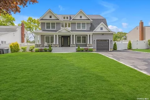 16 Stuyvesant Ln, Smithtown, NY 11787
