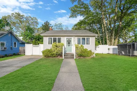 57 Denton St, Patchogue, NY 11772