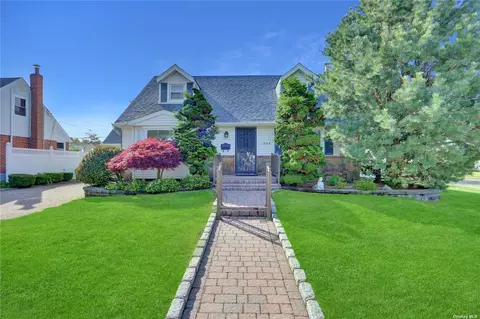 1658 Kroll Rd, East Meadow, NY 11554