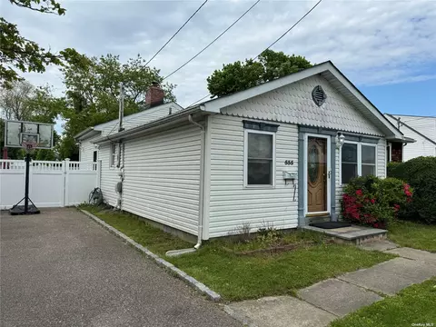 535 Outlook Ave, West Babylon, NY 11704