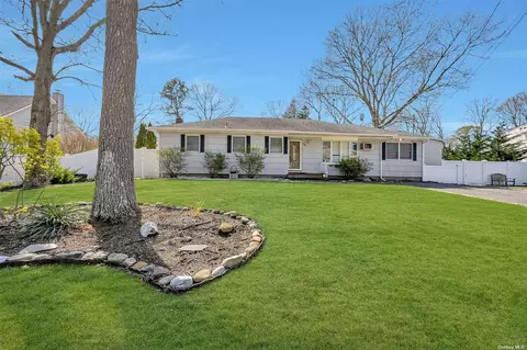 66 Mayfield Dr, Mastic Beach, NY 11951