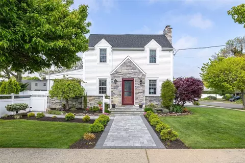 2134 Pine St, Wantagh, NY 11793