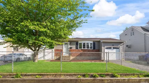 229 E Hoffman Ave, Lindenhurst, NY 11757