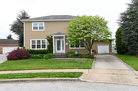 703 Eileen Ct, Franklin Square, NY 11010