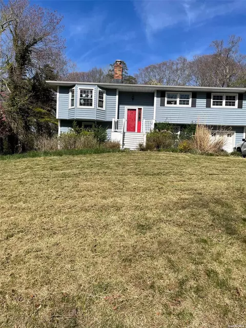16 Linda Ln E, Riverhead, NY 11901