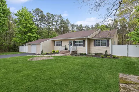 16 Middle Island Ave, Medford, NY 11763
