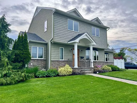385 Pinelawn Ave, Copiague, NY 11726