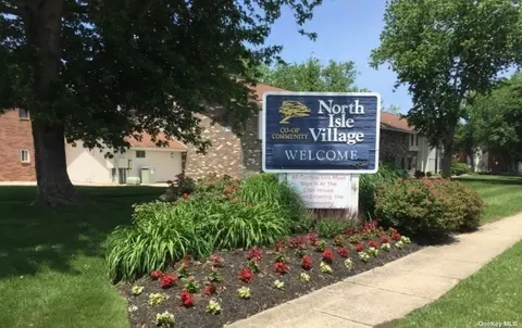 30 Pueblo Ct #30, Coram, NY 11727