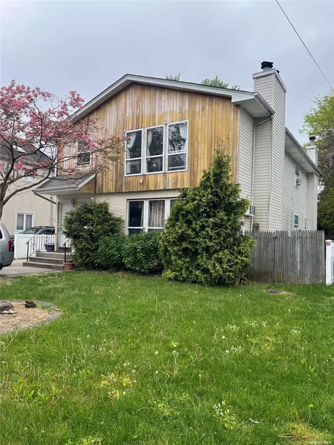 11 Mohegan Ave #A, Port Washington, NY 11050