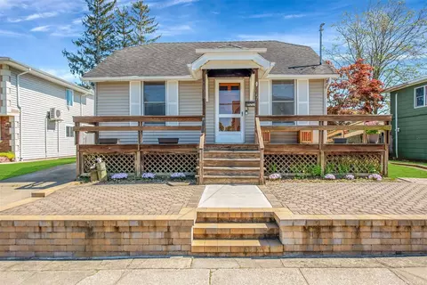 47 Fremont St, Lindenhurst, NY 11757