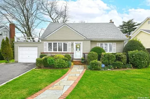 19 Rose Ln, Merrick, NY 11566