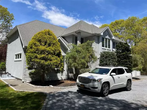 2 Carmen View Dr, Shirley, NY 11967