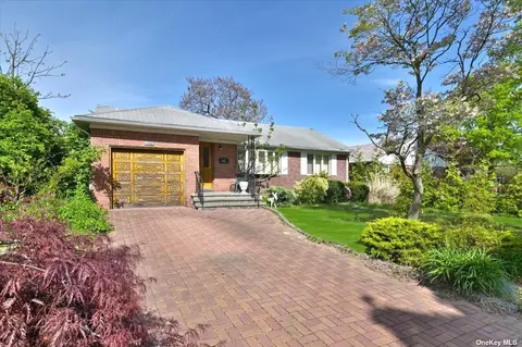 96 East St, New Hyde Park, NY 11040