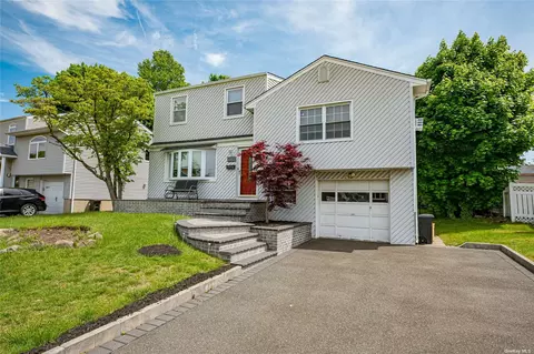 18 Opal Dr, Plainview, NY 11803