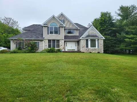 5 Sugar Maple Ct, Dix Hills, NY 11746