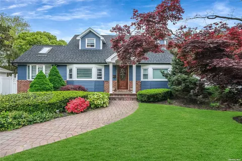 7 Fox Ln, Commack, NY 11725