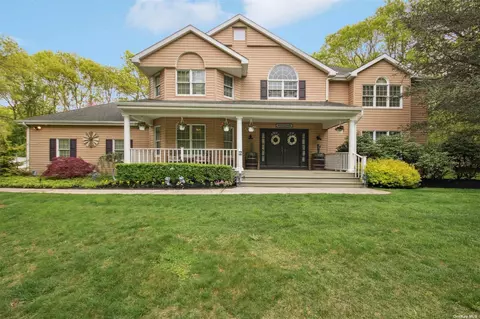 11 Gateway Ln, Manorville, NY 11949