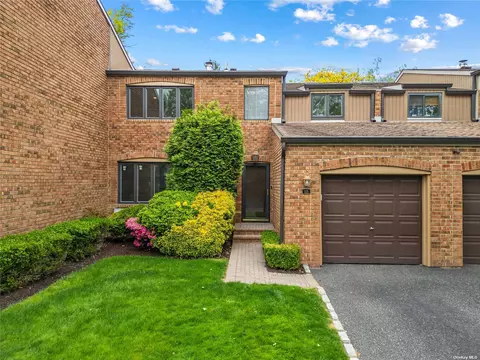 115 Windsor Gate Dr #115, New Hyde Park, NY 11040
