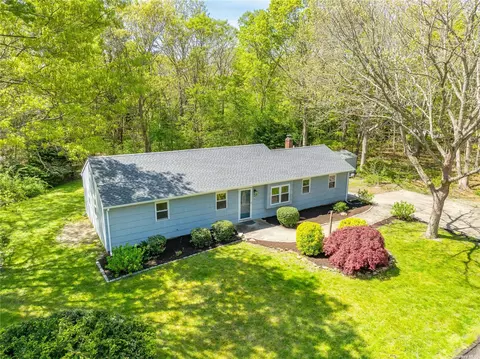 1 Viking Ln, East Quogue, NY 11942