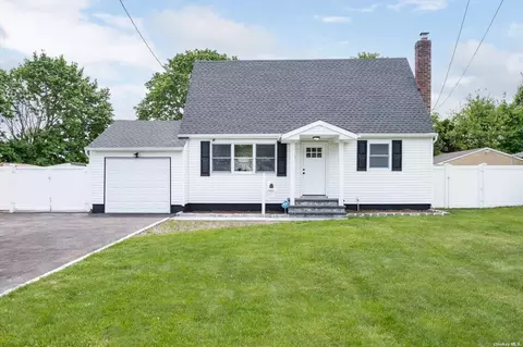 6 Beech Pl, Bay Shore, NY 11706