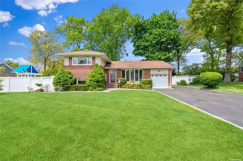 19 Saratoga St, Commack, NY 11725