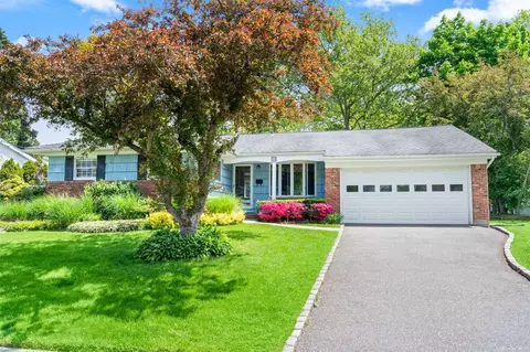 73 Peachtree Dr, East Norwich, NY 11732