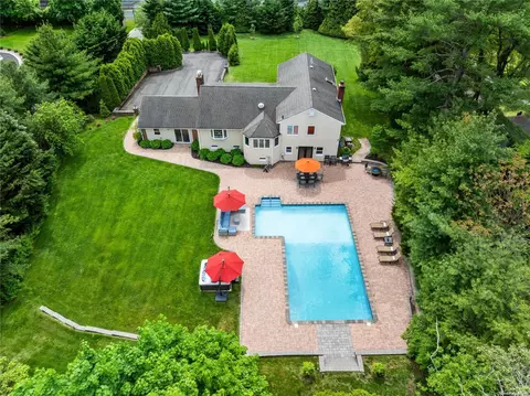 1 Ridge Dr, Old Westbury, NY 11568
